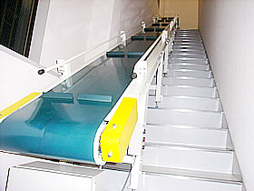 急傾斜ベルトコンベア